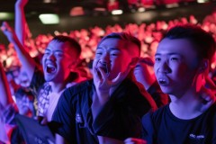 iG战队引爆评论区flag狂欢：倒立洗头、直播剃光头、穿女装跳舞名场面预定！